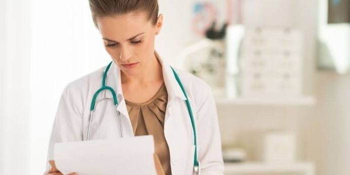 arts onderzoekt tests voor het diagnosticeren van papillomavirus